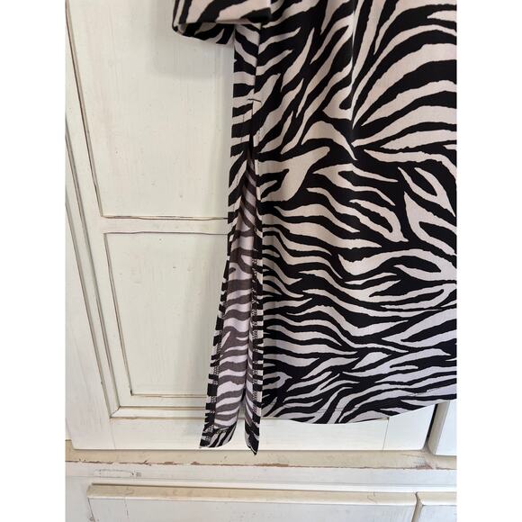 Chicos Travelers size 2 medium animal print top slinky asymmetrical hem - Picture 2 of 4